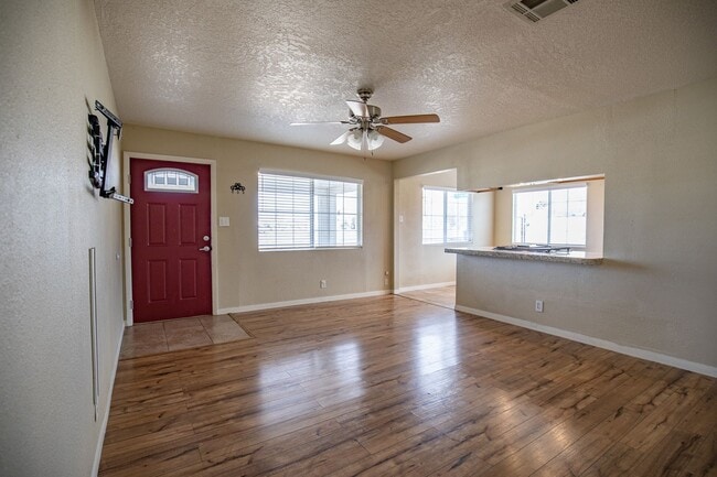 Building Photo - Charming 3 bedroom, 2 bath