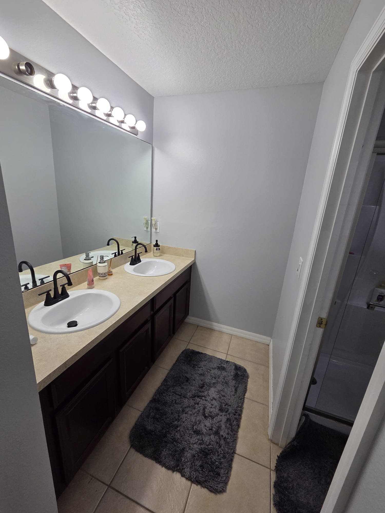 Building Photo - 2105 Woodsedge Dr