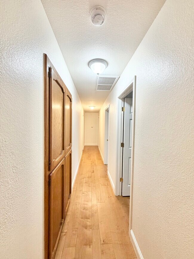 Building Photo - Beautifully updated 3 bedroom 2 bathroom duplex in Carmichael!