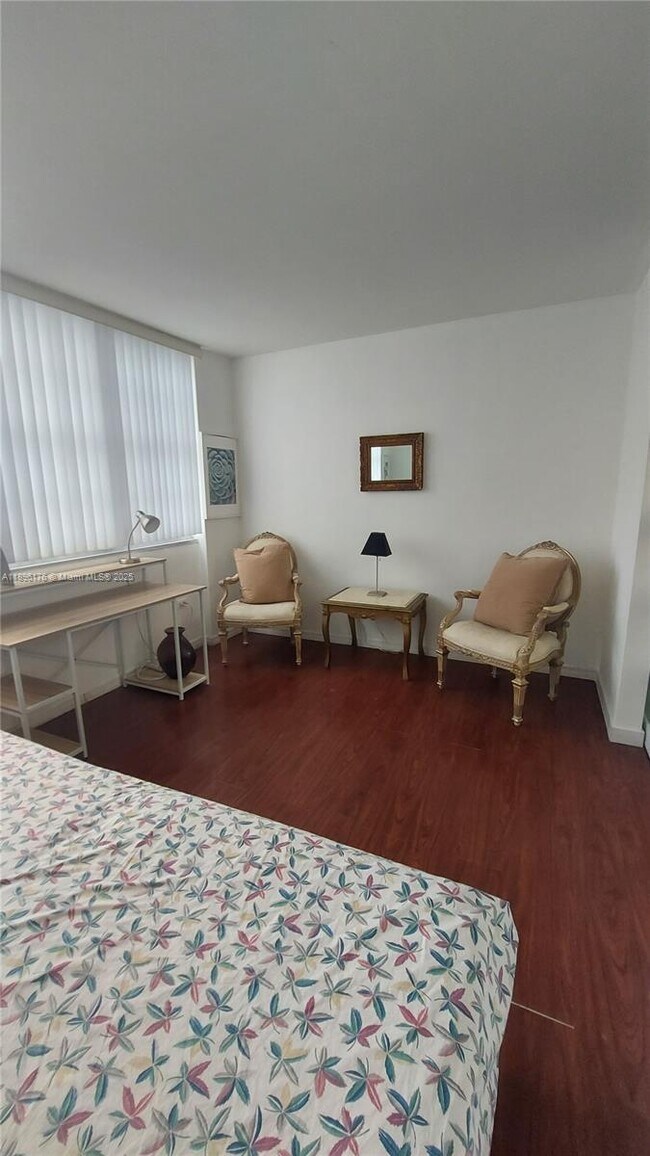 Building Photo - 825 Brickell Bay Dr