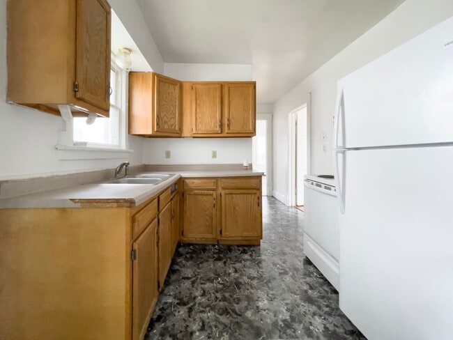 Building Photo - Close to Campus