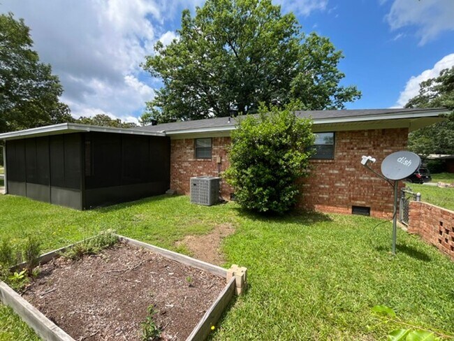 Building Photo - Very Nice 3 Bedroom 2 Bathroom House near the University of Arkansas Little Rock
