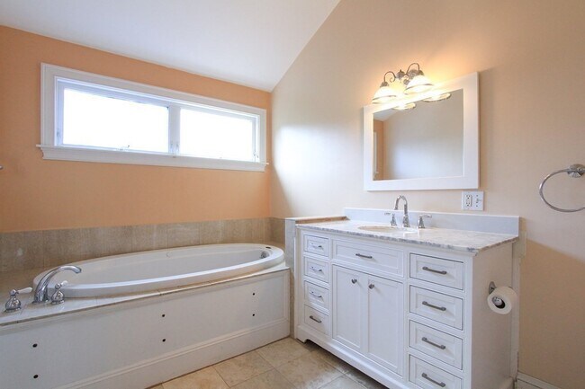 Building Photo - 6 Adams St