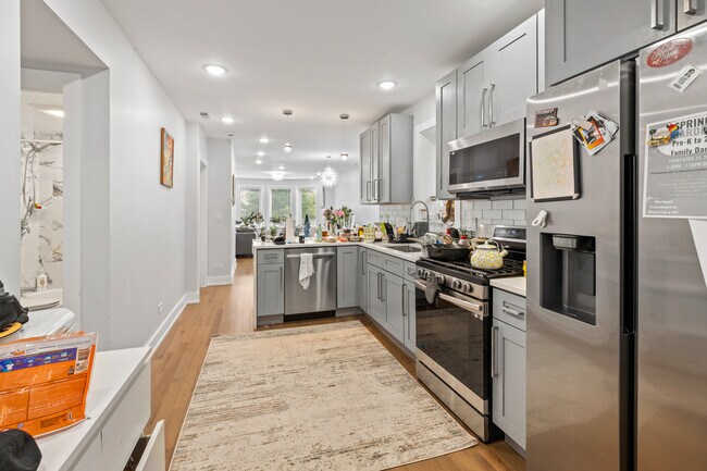 Building Photo - 2550 W Balmoral Ave