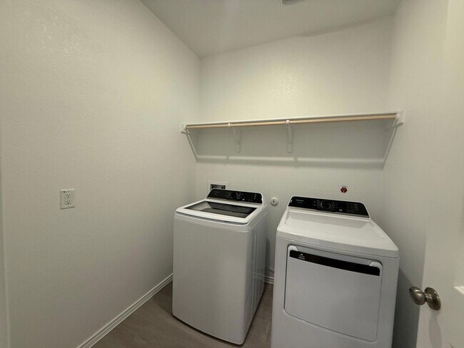 Building Photo - 519 Vantage Dr
