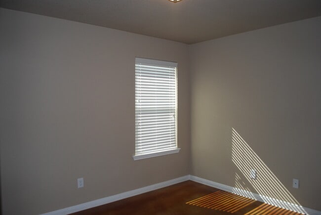 Building Photo - 1512 Dakota Ter