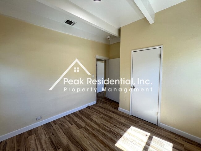 Building Photo - Charming 2bd/1ba Duplex- 5 Minutes From UC...