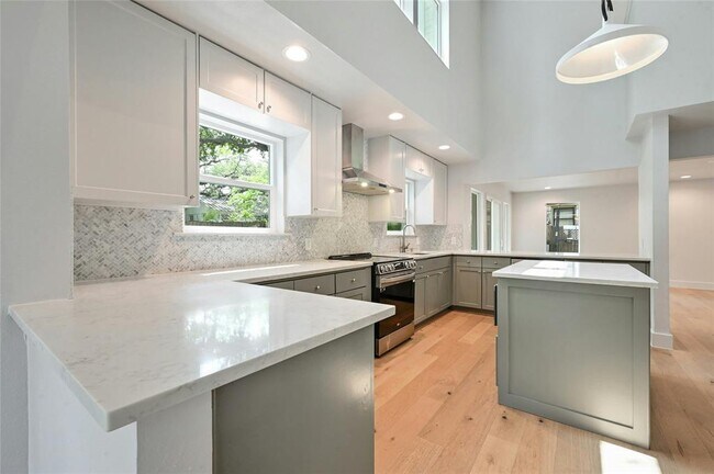 Building Photo - 1305 Kenwood Ave