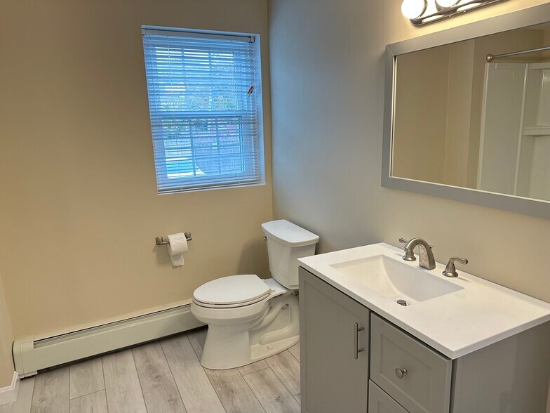 unit 1 bathroom pic1 - 75 Wales St