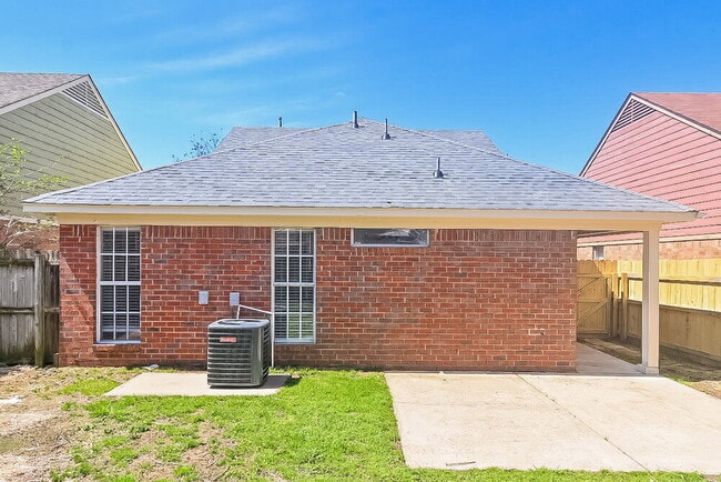 Building Photo - 5370 Russell Dr