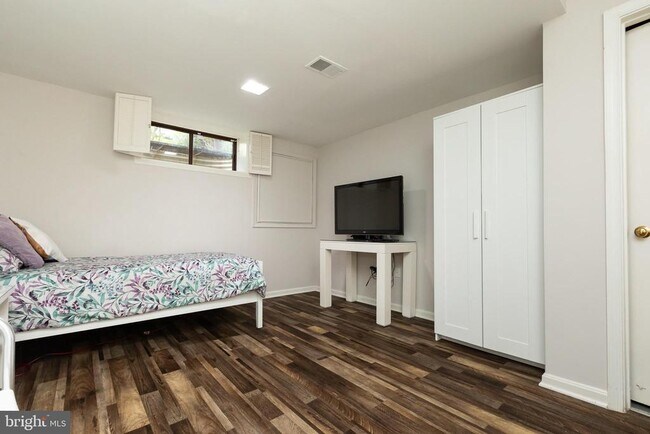 Building Photo - 8809 Saunders Ln
