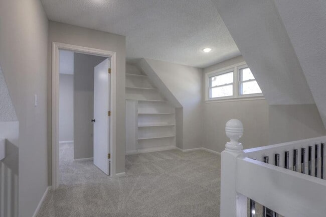 Building Photo - 1008 NW Roanoke Dr