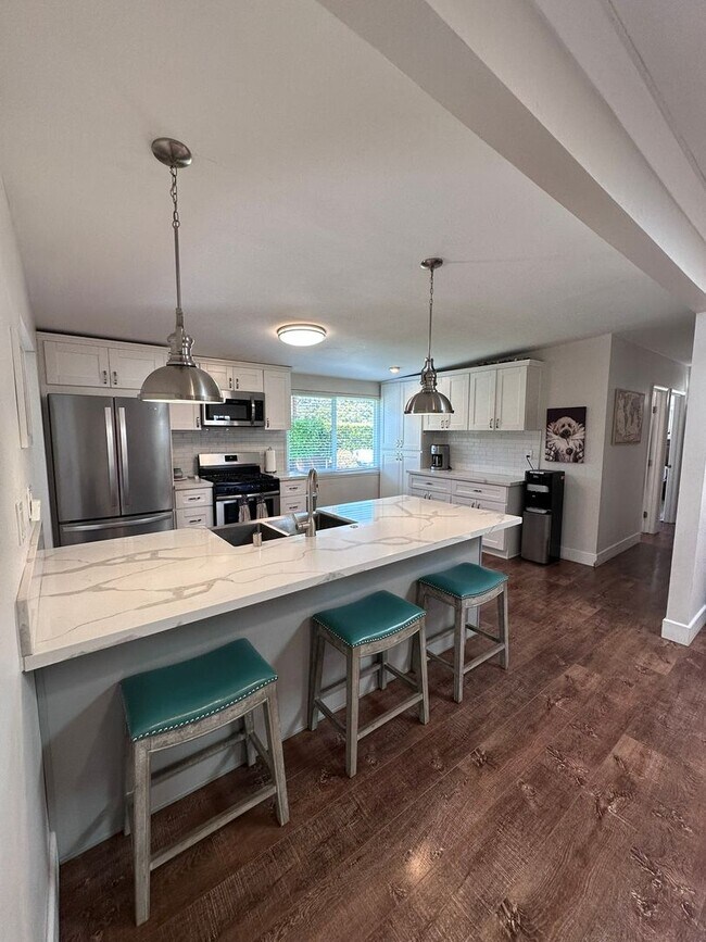 Building Photo - Open Floor Plan in this Stunning 3 bedroom 2 bath home in Imperial Beach!