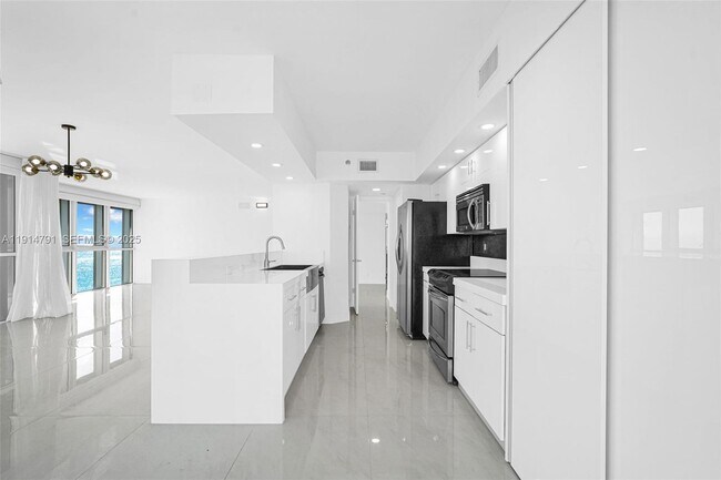 Building Photo - 16485 Collins Ave