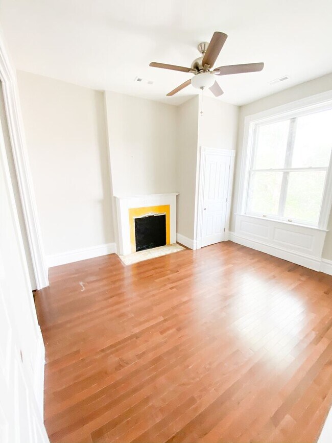 Building Photo - Fully Remodeled 2 bed 1 bath, just steps from Cherokee