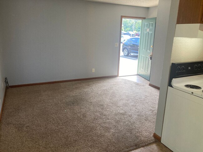Building Photo - 2 Bed 1 Bath Located behind Hy-Vee in Osag...