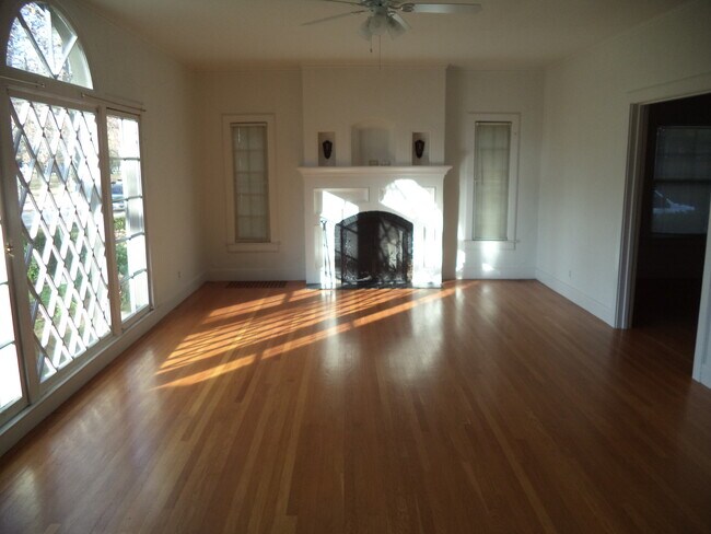 Building Photo - PLEASE TEXT FOR A PRIVATE SHOWING 334-513-7595