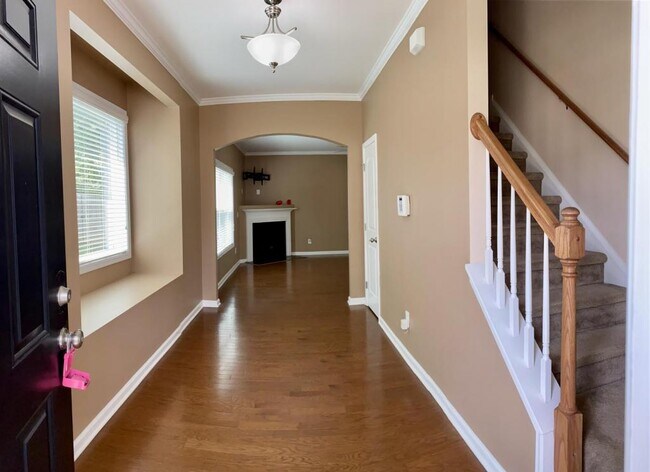 Building Photo - 301 River Oak St