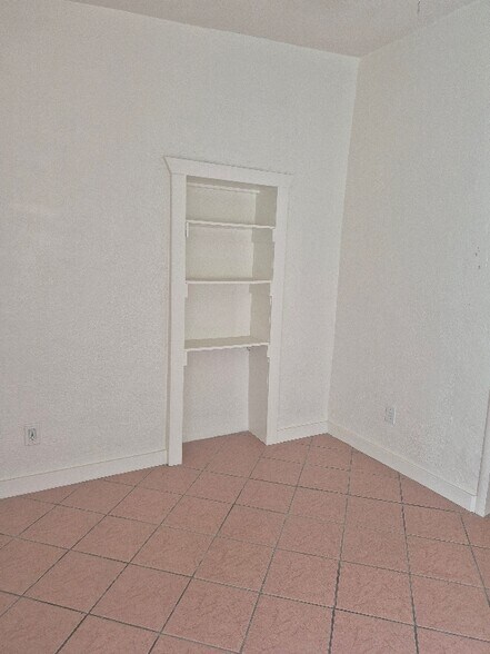 Building Photo - 613 W 41st St