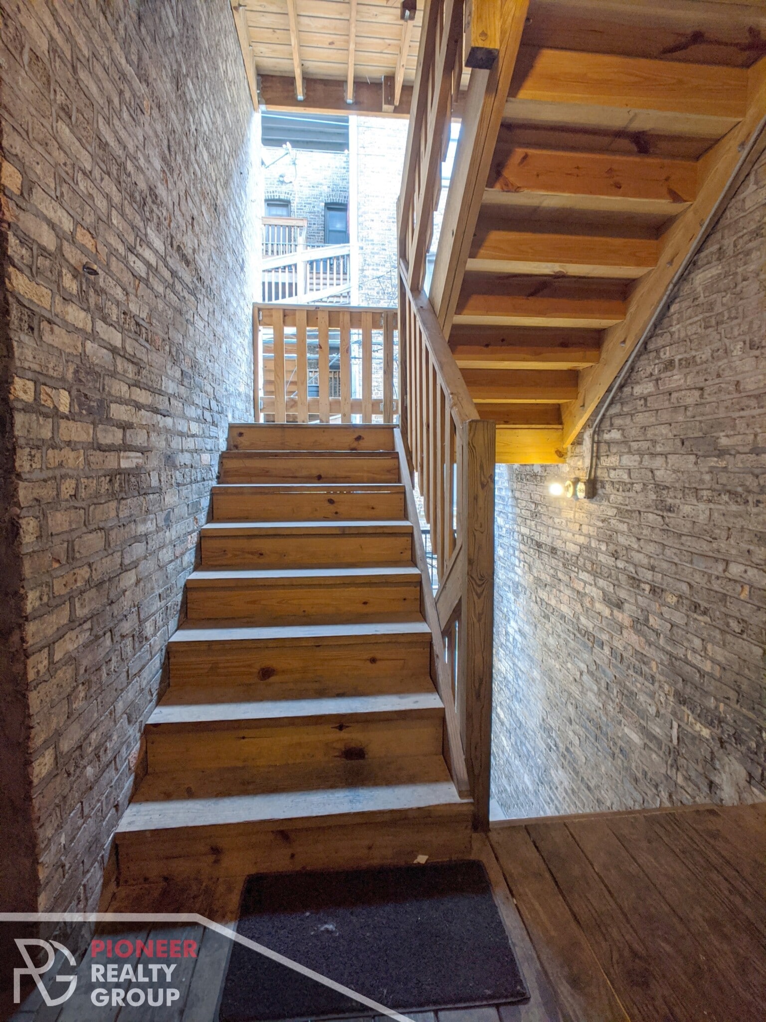 Building Photo - 813 W Cornelia Ave