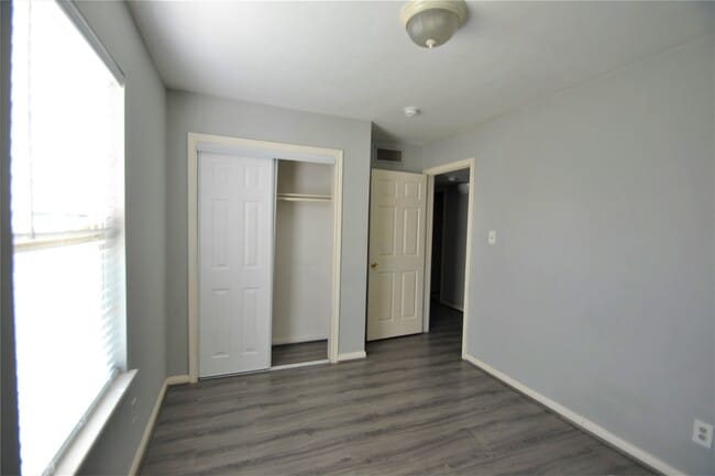 Building Photo - 304 Dell Ct