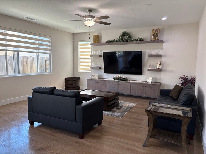 Building Photo - 2875 E Colina Dr