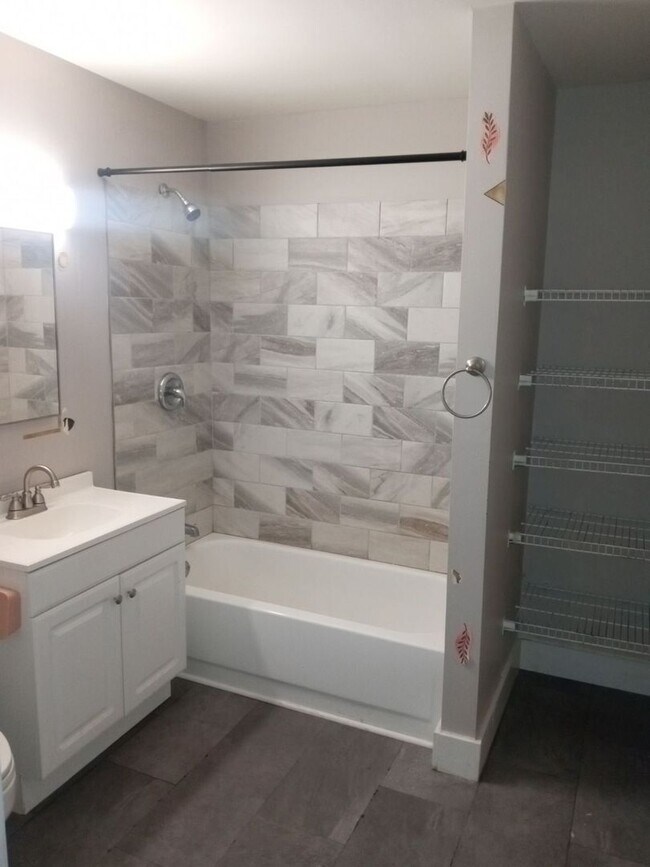 Building Photo - Renovated townhome with central air and off-street parking