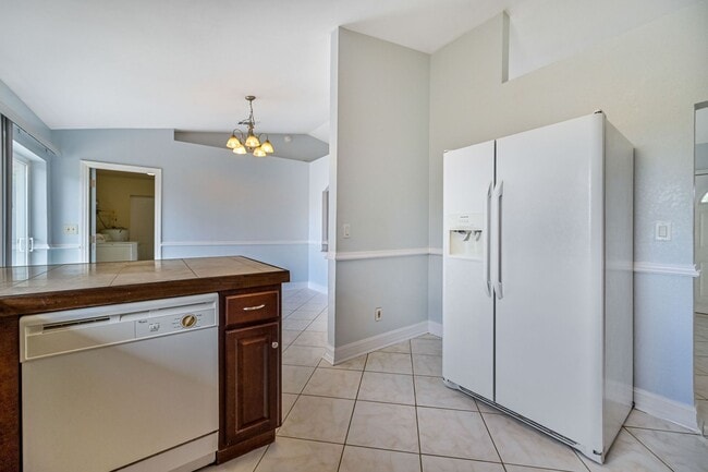 Building Photo - **3/2 House in San Carlos - Huge fenced backyard - City Water**