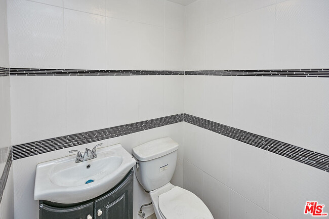 Building Photo - 2422 Venice Blvd.