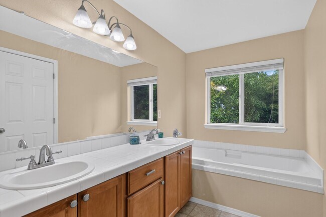 Building Photo - 3 Bedroom/2.5 Bath + Bonus Room & Outdoor living