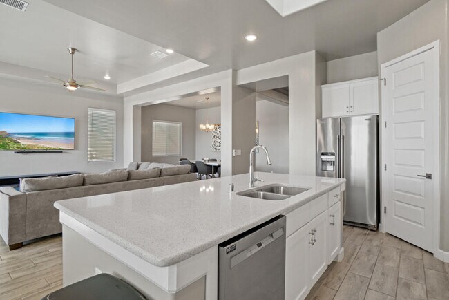 Building Photo - 13432 Emerald Rose Ct