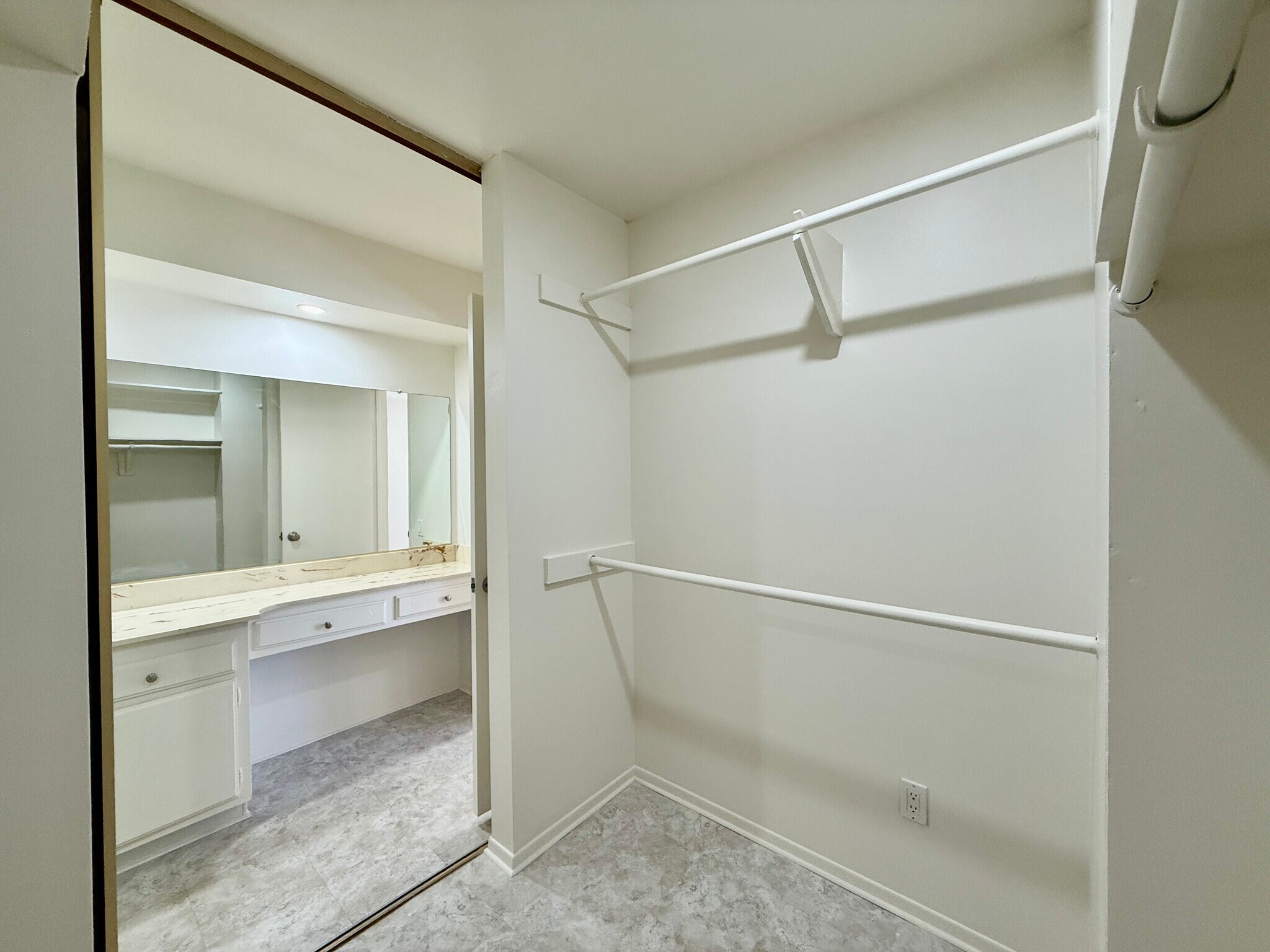 Building Photo - 5320 Zelzah Ave