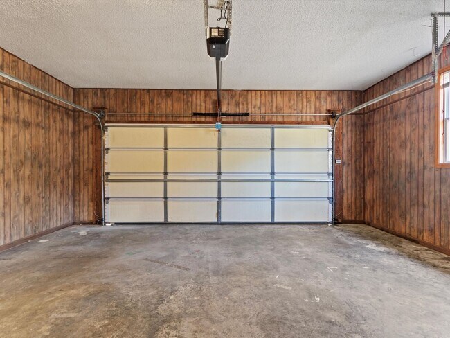 Building Photo - Large lot and close to town.