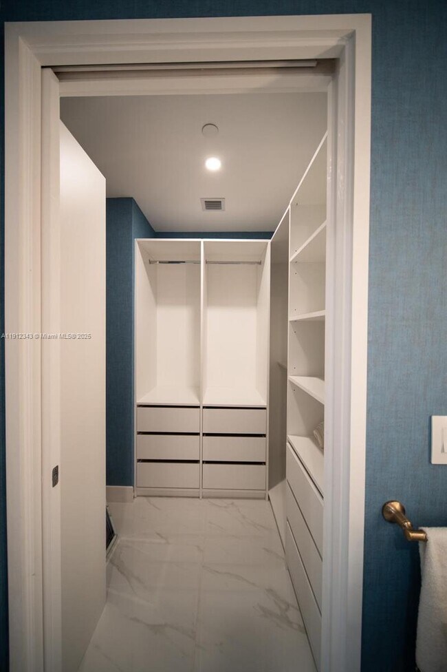 Building Photo - 700 NE 24th St