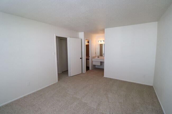 Building Photo - 2 bedroom 1 bath condo near Town Center in Virginia Beach!