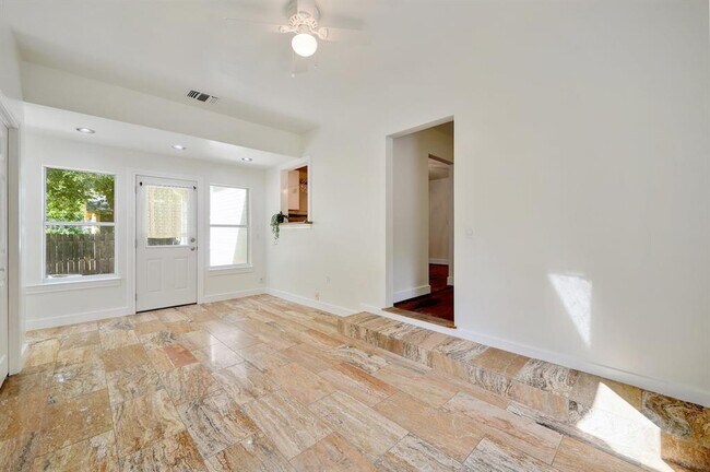 Building Photo - 611 N Adams St