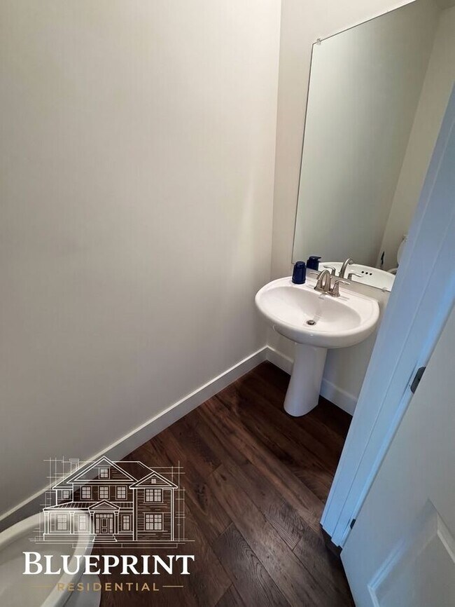 Building Photo - 2024 build, great neighborhood, stainless appliances, granite countertops!