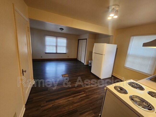 Building Photo - 1108 Hathaway Ave