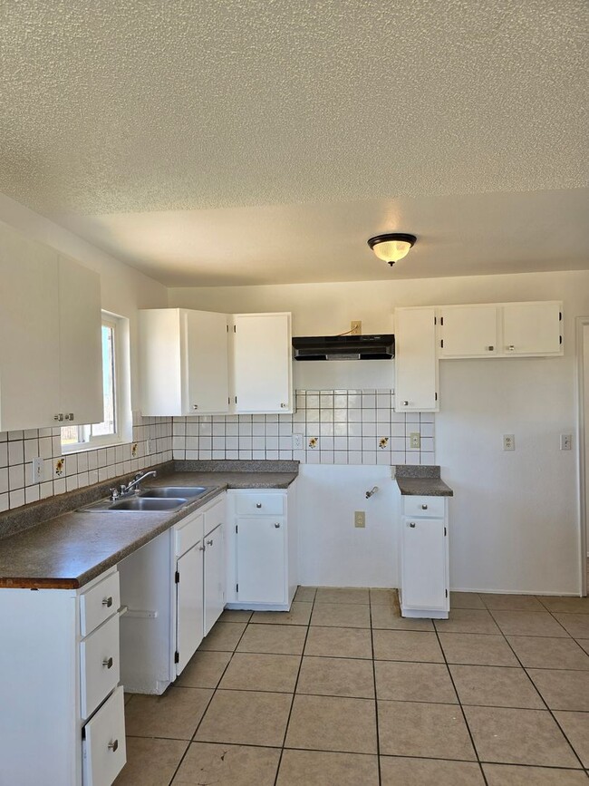 Building Photo - Freshly painted 2 bedroom  /  1 bathroom unit for RENT
