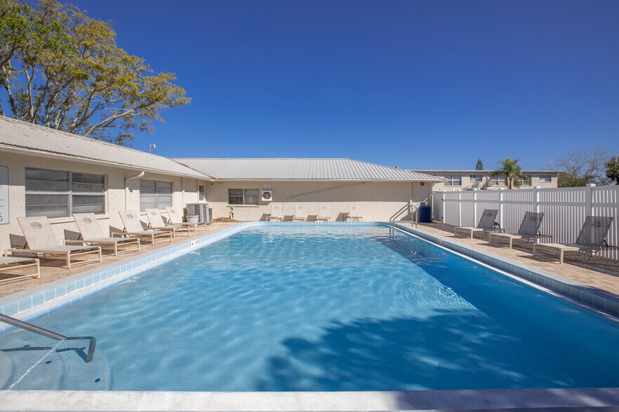 Sparkling Swimming Pool - Armature Lake Apartments