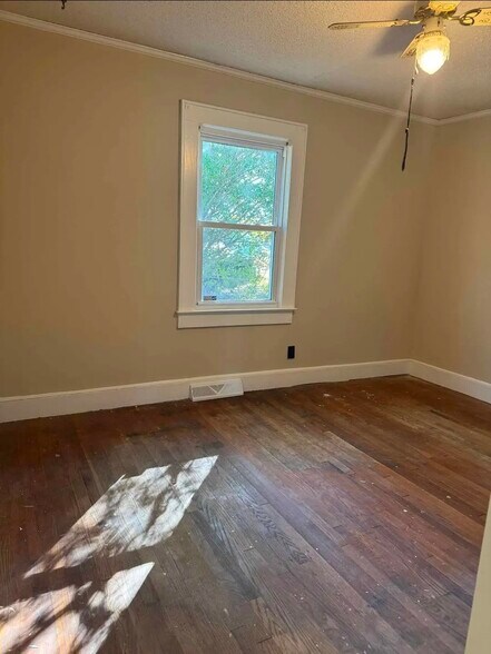 Building Photo - 305 Smith St