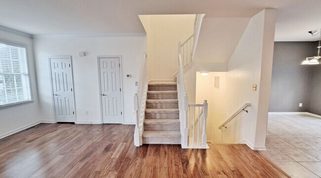 Building Photo - 3 Bed / 2-1/2 Bath Single Family Townhome with 1-Car Garage