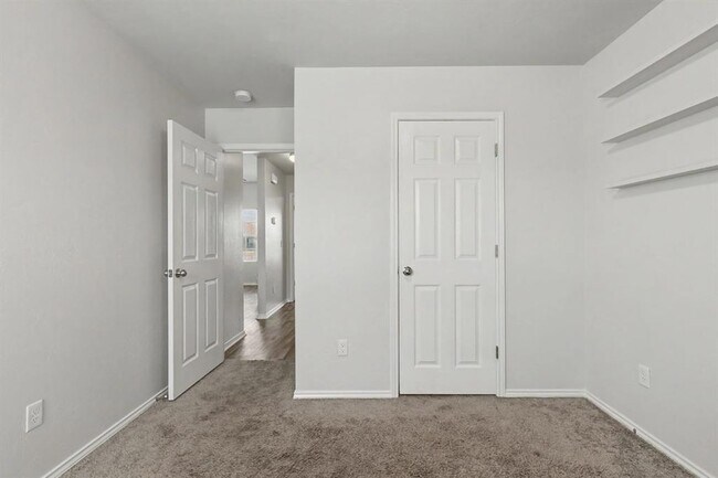 Building Photo - 1007 N Deer Ct Way