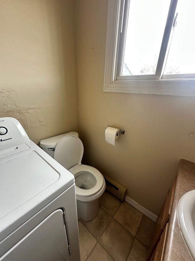 Building Photo - 4 Bedroom Condo near campus