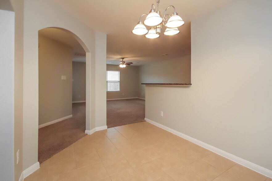 Building Photo - 2131 Golden Topaz Dr