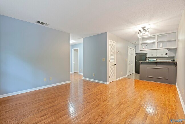 Building Photo - 2031 Woodlawn Dr SW