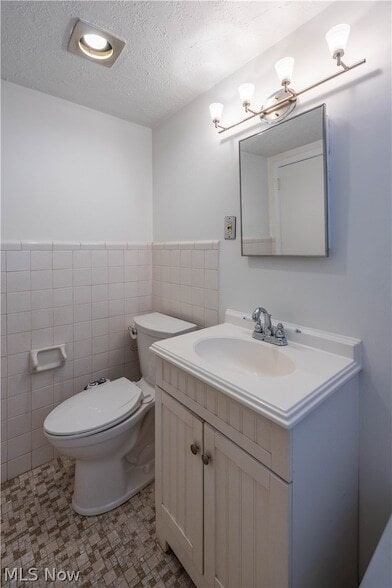 Building Photo - 19436 Van Aken Blvd