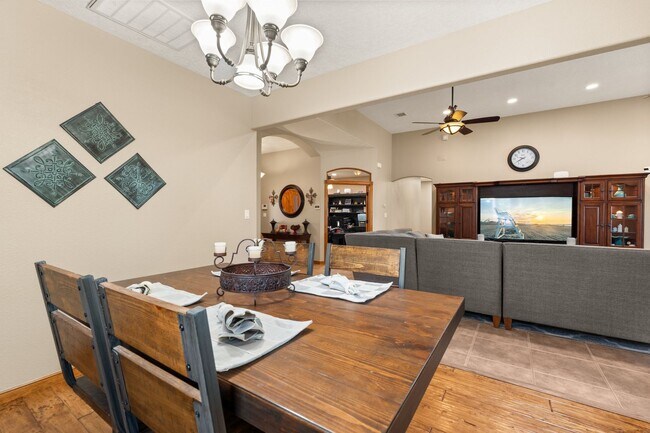 Building Photo - Rio Rancho Gem - Stunning 4-Bedroom Home –...