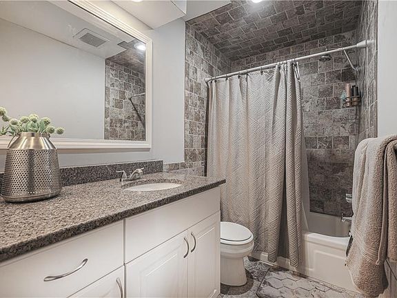 Building Photo - Rare end unit condo at The Crossings, loca...