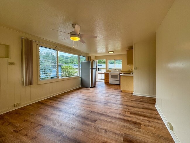 Primary Photo - AVAILABLE NOW. 2BD/1BA/2PKG. Upstairs unit...